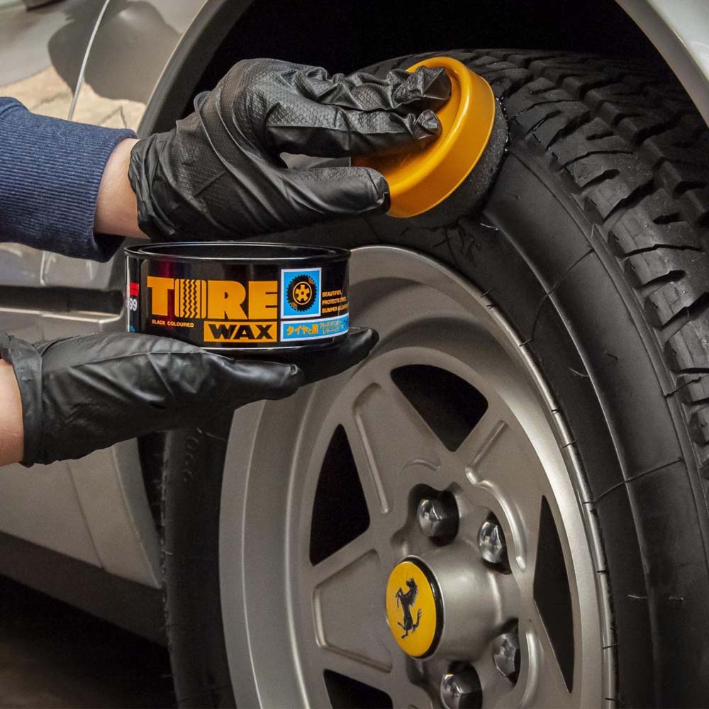 Cómo limpiar los neumáticos del coche (y evitar el color marrón)
