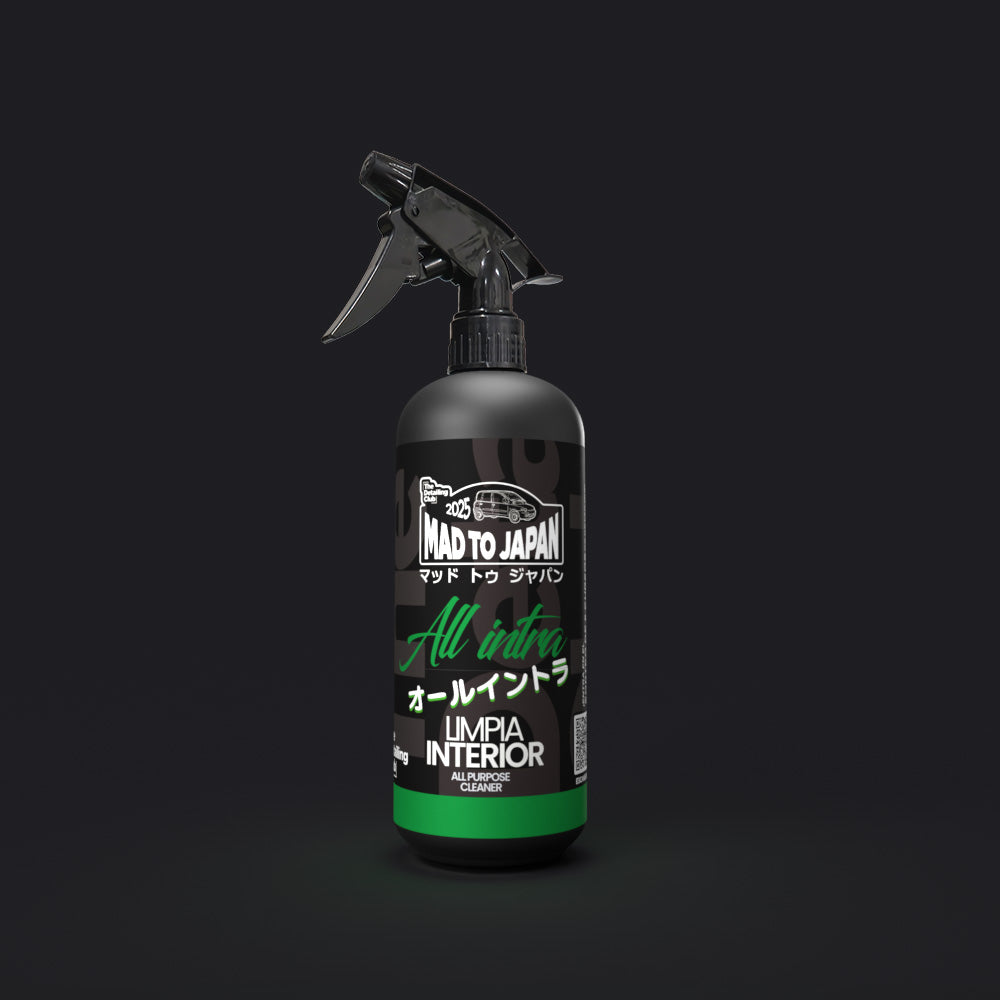 Detailer profesional usando limpiador multiusos All Intra en el interior de un coche