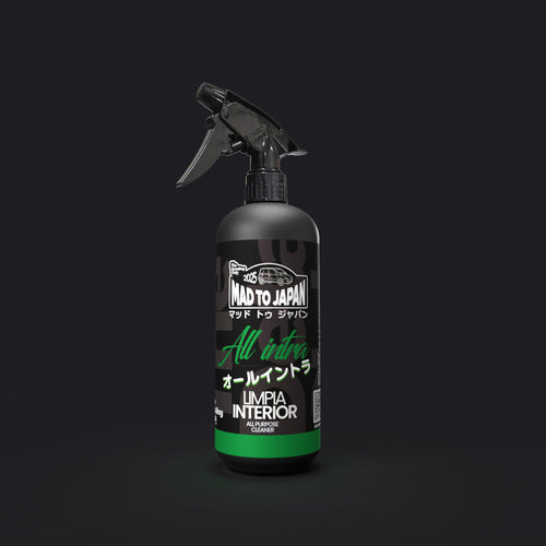 Detailer profesional usando limpiador multiusos All Intra en el interior de un coche