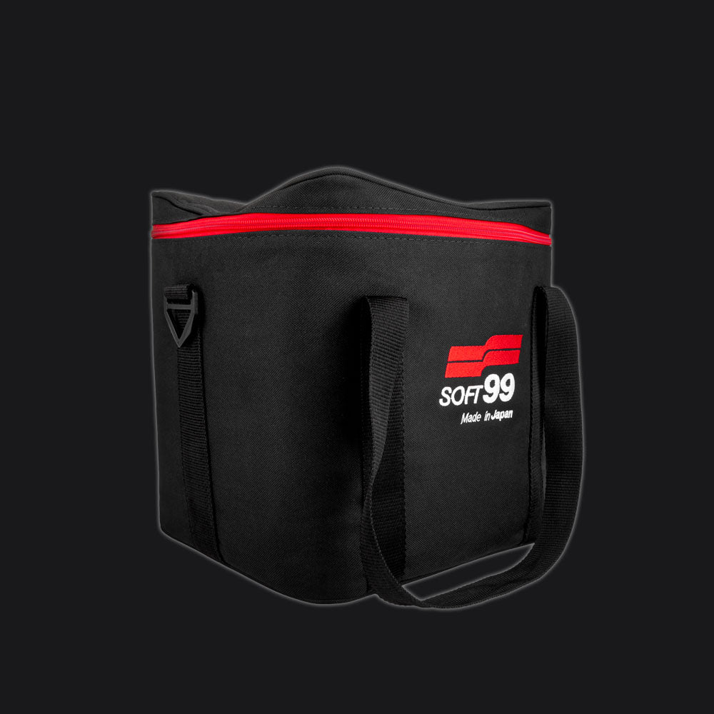 Bolsa organizadora de detailing Soft99 negra con ribetes rojos para maletero
