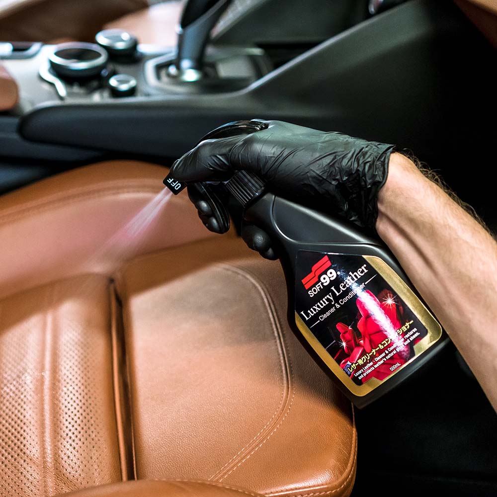 Detailer aplicando acondicionador Luxury Leather en asiento de cuero perforado del coche