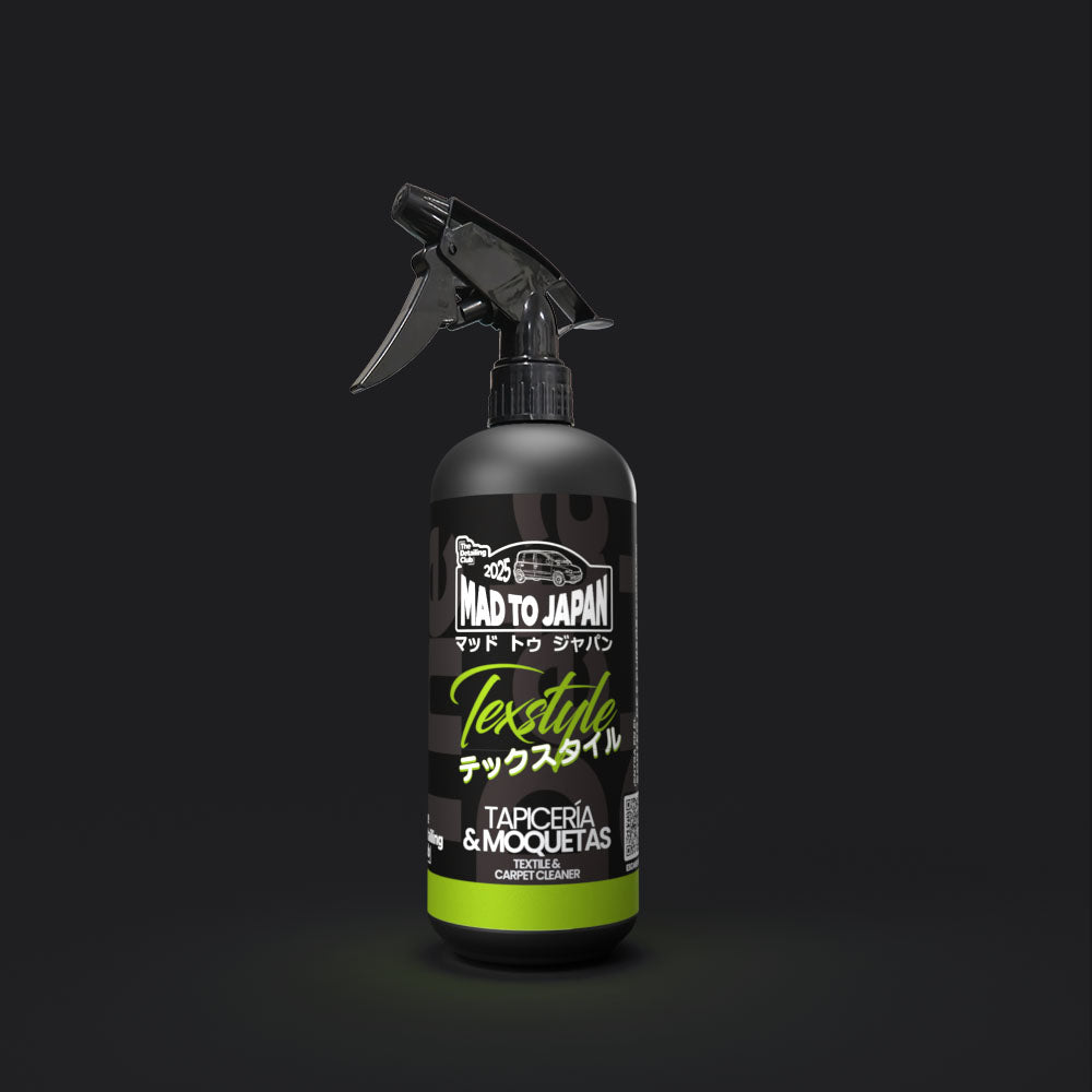 Detailer profesional limpiando asiento de tela de coche con máquina de inyección y extracción usando Texstyle