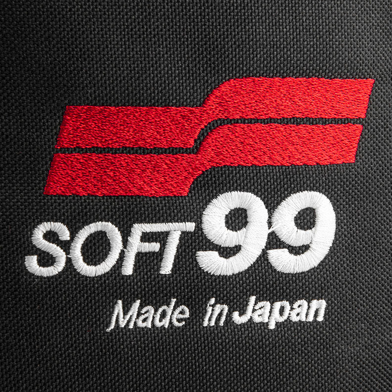 Detalle del logotipo bordado de Soft99 Made in Japan en la detailing bag