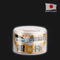 Aplicación de cera híbrida The Kiwami Light en capó de coche blanco con aplicador Soft99