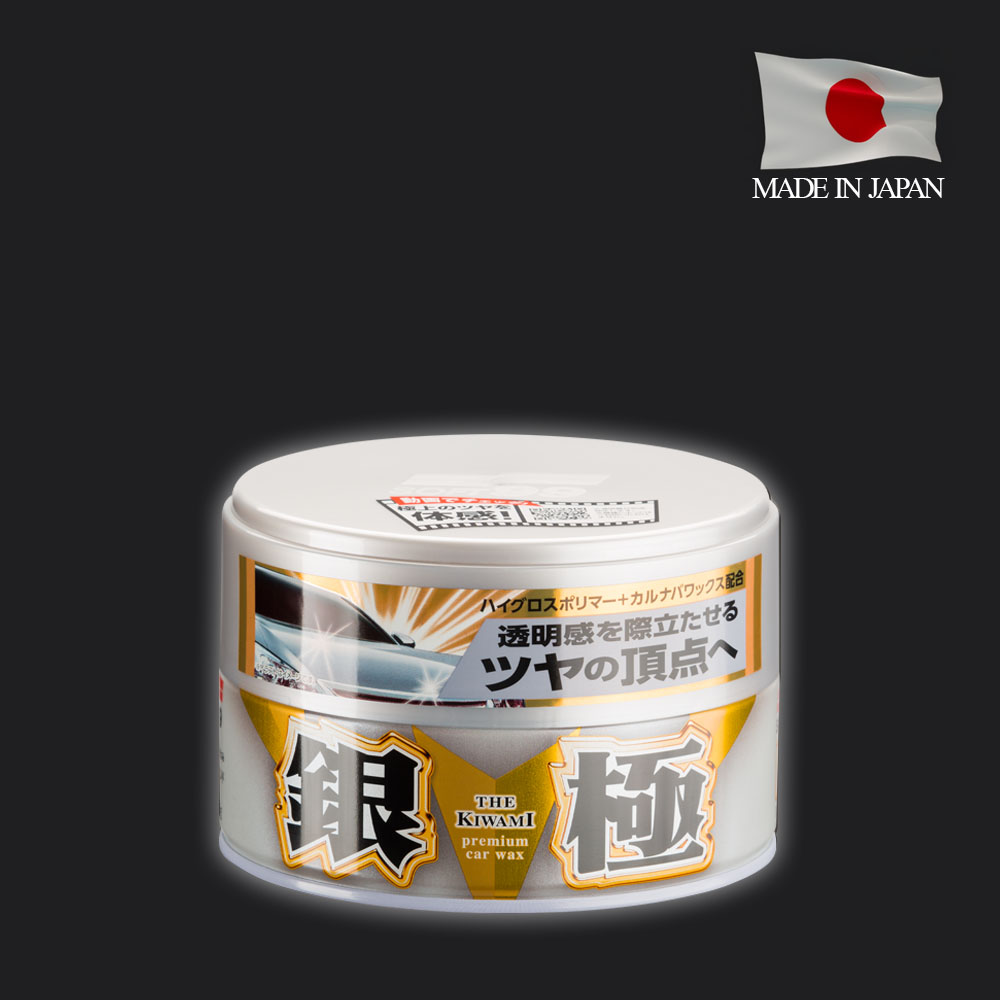 Aplicación de cera híbrida The Kiwami Light en capó de coche blanco con aplicador Soft99