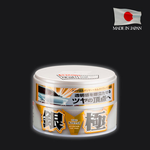 Aplicación de cera híbrida The Kiwami Light en capó de coche blanco con aplicador Soft99