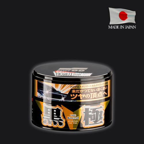 Aplicación de cera híbrida The Kiwami Dark en coche oscuro con aplicador Soft99