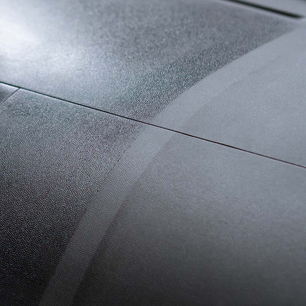 Comparativa del antes y después al limpiar plástico interior con Luxury Leather